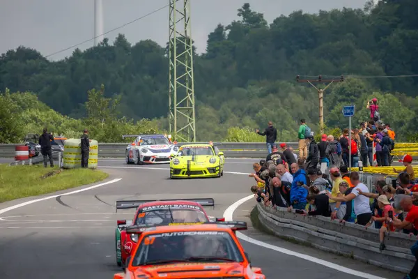 Çek Cumhuriyeti, Sternberk, 2024 / 06 / 02 - Tepe tırmanışı, yarış arabaları, Porsche, yarış programları, hipodromdaki insanlar, taraftarlar