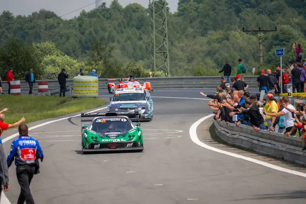 Çek Cumhuriyeti, Sternberk, 2024 / 06 / 02 - Tepe tırmanışı, yarış arabaları, Porsche, yarış programları, hipodromdaki insanlar, taraftarlar