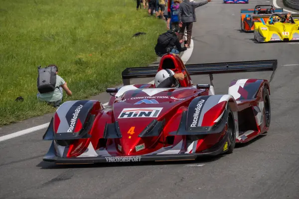 Çek Cumhuriyeti, Sternberk, 2024 / 06 / 02 - Tepe tırmanışı, yarış arabaları, Porsche, yarış programları, hipodromdaki insanlar, taraftarlar