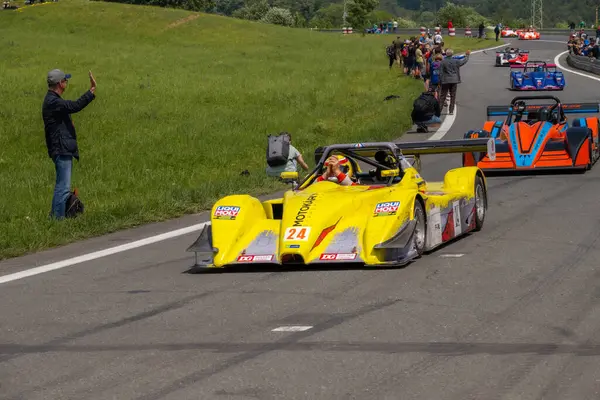 Çek Cumhuriyeti, Sternberk, 2024 / 06 / 02 - Tepe tırmanışı, yarış arabaları, Porsche, yarış programları, hipodromdaki insanlar, taraftarlar