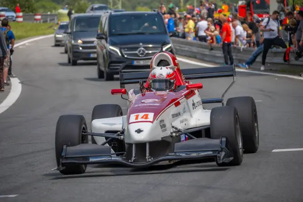 Çek Cumhuriyeti, Sternberk, 2024 / 06 / 02 - Tepe tırmanışı, yarış arabaları, Porsche, yarış programları, hipodromdaki insanlar, taraftarlar