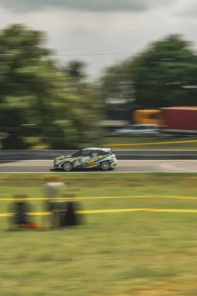 Çek Cumhuriyeti, Sternberk, 2024 / 06 / 02 - Tepe tırmanışı, yarış arabaları, Porsche, yarış programları, hipodromdaki insanlar, taraftarlar