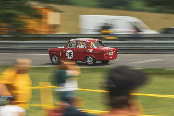Çek Cumhuriyeti, Sternberk, 2024 / 06 / 02 - Tepe tırmanışı, yarış arabaları, Porsche, yarış programları, hipodromdaki insanlar, taraftarlar