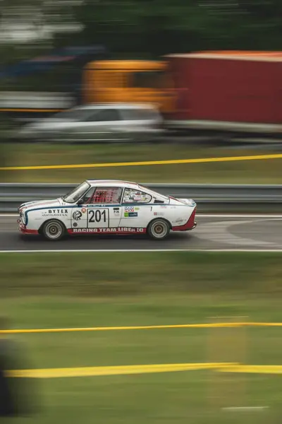 Çek Cumhuriyeti, Sternberk, 2024 / 06 / 02 - Tepe tırmanışı, yarış arabaları, Porsche, yarış programları, hipodromdaki insanlar, taraftarlar