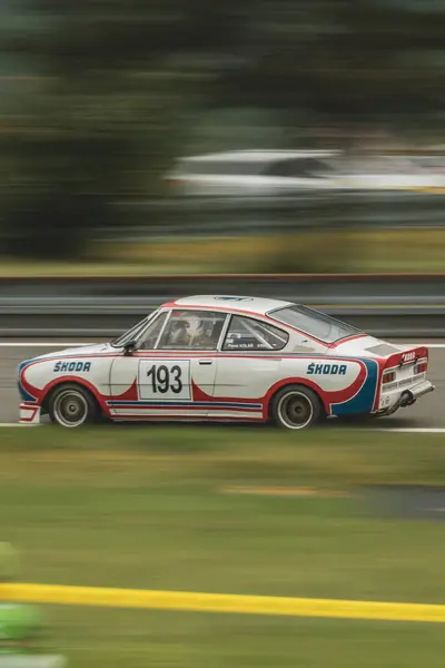 Çek Cumhuriyeti, Sternberk, 2024 / 06 / 02 - Tepe tırmanışı, yarış arabaları, Porsche, yarış programları, hipodromdaki insanlar, taraftarlar