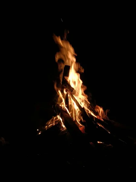 通常キャンプにあるたき火の肖像写真です — ストック写真