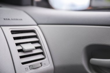 Modern düğmeli araba içi.