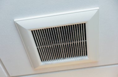 Havalandırma ve tavan koşullandırmalı beyaz tavan