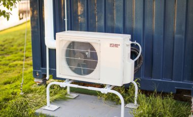 Sokaktaki bahçedeki havalandırma ünitesi.