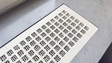 Siyah desenli beyaz seramik plakanın yakın görüntüsü