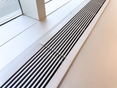 Metal merdivenli ofis binası.