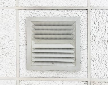 Beyaz duvarı ve tuğladan duvarı olan eski bir pencere. Duvarın arkaplanı.