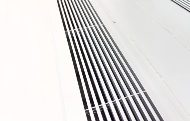 Modern bir binanın beyaz ve siyah çizgileri