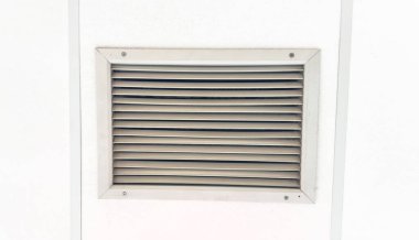 Beyaz duvar arka planında beyaz plastik klima