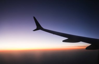 Denizin üzerinde güzel bir gün batımı