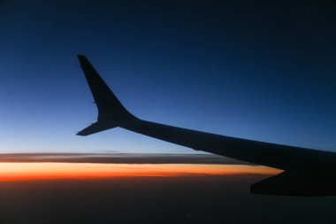 Gün batımında uçağın kanat manzarası