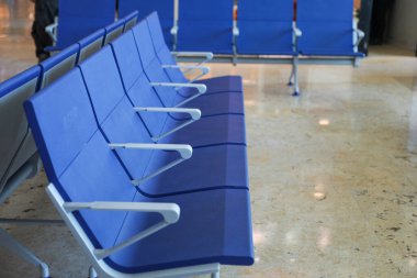 Boş havaalanı bekleme salonu, boş şezlonglar, bekleme alanı, seyahat kavramı.