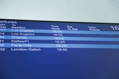 Havaalanındaki kalkış panosu..