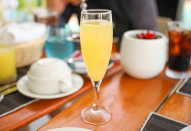 Açık havada meyveli bir bardak taze meyve suyu.