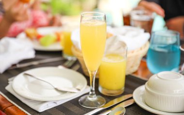 Bir bardak portakal suyu iç.