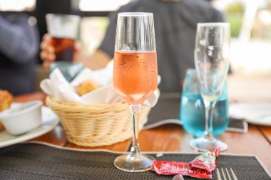 Şarap kadehi ve masada şarap.