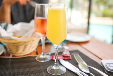 Oteldeki masada bir bardak lezzetli portakal suyu.