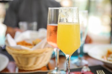 Restorandaki masada bir bardak taze portakal suyu.