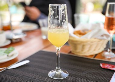 Yakın çekim - masada servis edilen lezzetli yiyeceklerin görüntüsü