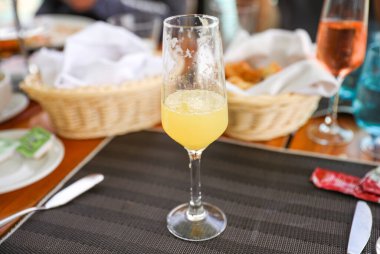 Bir bardak suyu masada.