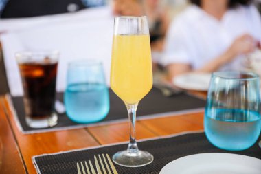 Bir bardak ve bir şişe şarap.