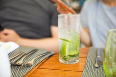 Kafedeki bir masada mojito.