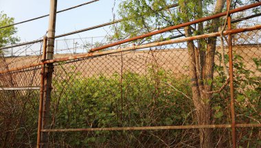 Çitin arkasında paslı çit ve çit var.