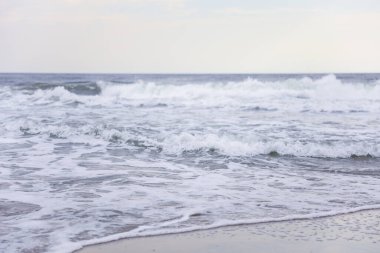 Deniz köpüğü dalgaları ve mavi gökyüzü