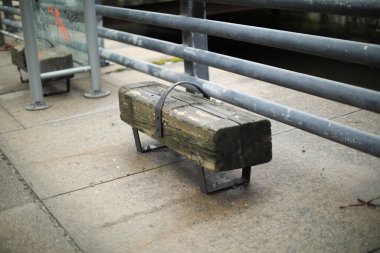 İskeledeki eski paslı metal kilit.