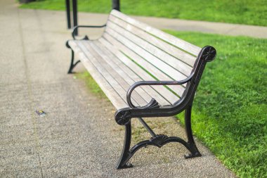 Gündüz vakti park yerinde bank