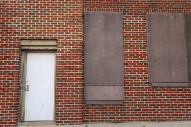 Terk edilmiş eski binanın kapısı.