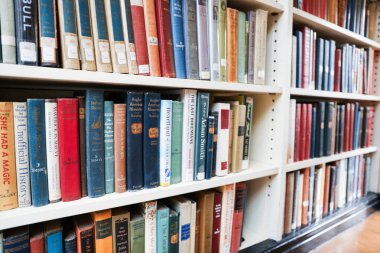 kütüphanedeki eski kitaplar