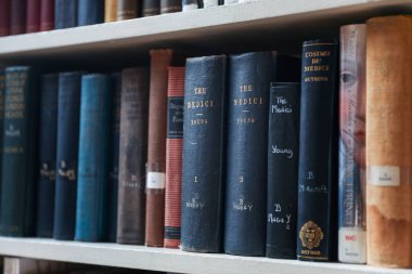 Bir yığın eski kitap