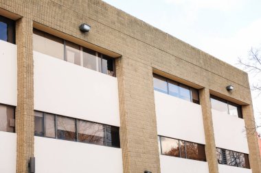 Pencereleri ve balkonları olan modern bir evin ön cephesi.