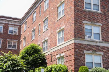 Boston 'da pencereli tuğla bina ve balkon, anne.