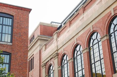 Pencereli eski bina.