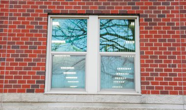 Tuğla binadaki bir binanın pencereleri