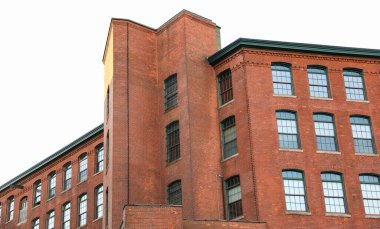 Şehir duvarındaki eski tuğla bina.