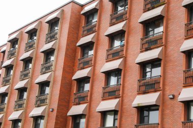 Modern bir binanın cephesi.