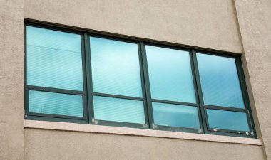 Pencereli modern ofis binası