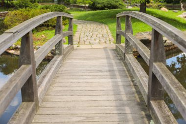 Parktaki tahta köprü.