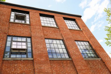 Tuğla binadaki pencereler