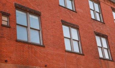 windows ile tuğla duvar