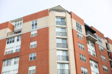 Modern apartman dış mimarisi.