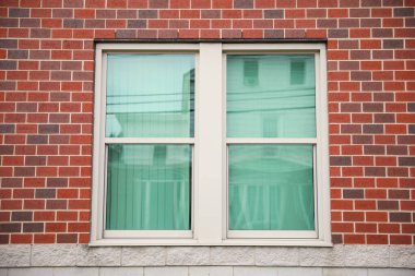 Pencere camlı modern beyaz tuğla duvar.